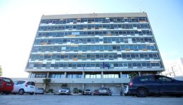 i-ikonomia-se-kero-polemou