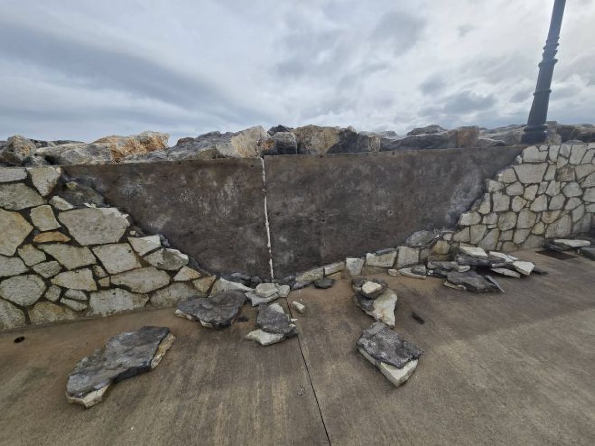 Η κακοκαιρία προκάλεσε ζημιές στο λιμάνι του Παραλίου Άστρους (εικόνες)