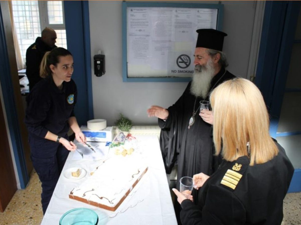 Η καθιερωμένη τελετή του Αγιασμού μαζί με το κόψιμο της πρωτοχρονιάτικης βασιλόπιτας έγιναν σήμερα στο Λιμεναρχείο Αργοστολίου