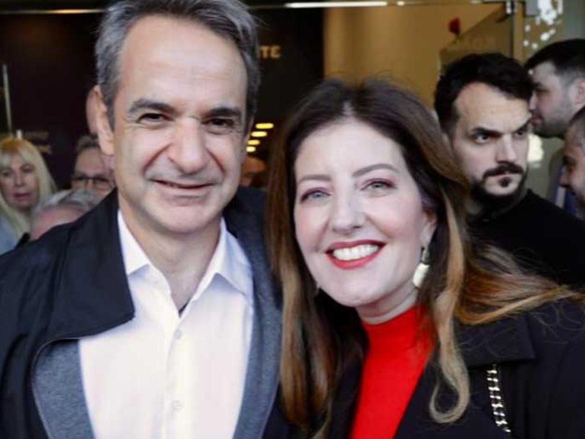 Η Κωνσταντίνα Καραμπατσώλη στην κοπή της πρωτοχρονιάτικης πίτας της Νέας Δημοκρατίας