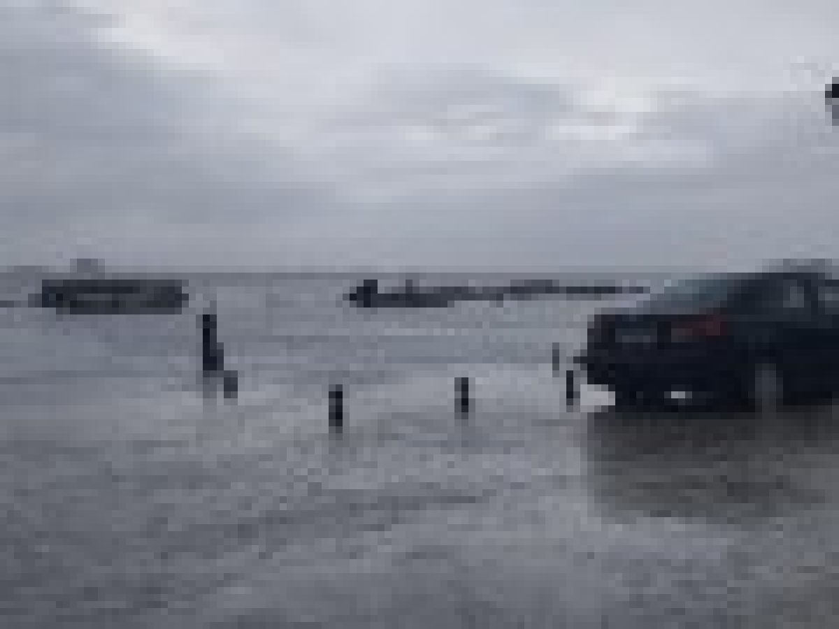 Η λιμνοθάλασσα έγινε ένα με τον δρόμο…