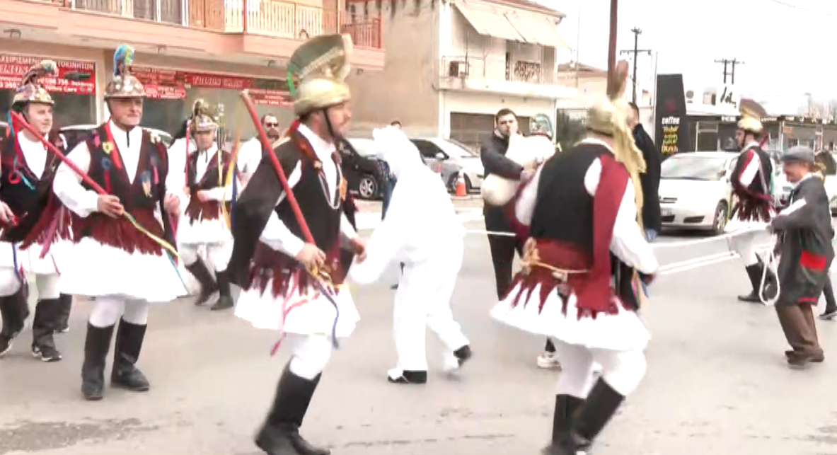 i-momogeri-zontanevoun-se-komotini