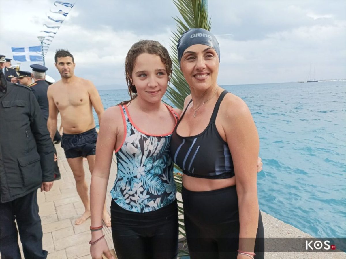 Η Νικολέτα Καΐσερλη και η μικρή Σεβαστιάνα Αργυριάδη ήταν οι θαρραλέες που βούτηξαν για τον Τίμιο Σταυρό στην πόλη της Κω