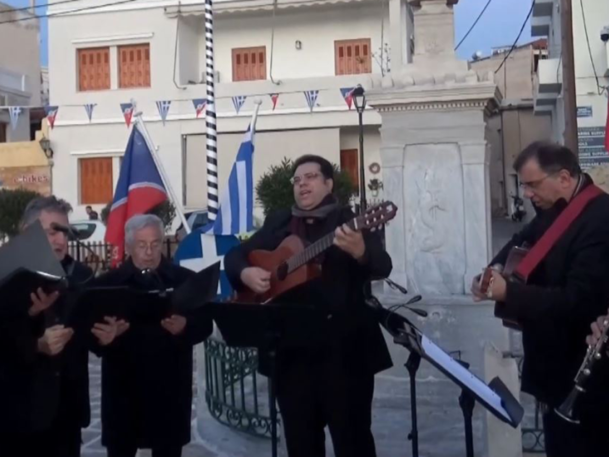 Η Πατριωτική Καντάδα αντήχησε στην Αίγινα από τους Αδερφούς Καραβιώτη