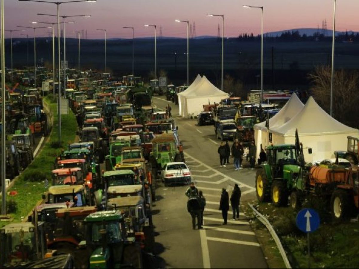 Οι «σκληροί» των μπλόκων ετοιμάζονται για συνάντηση με τον πρωθυπουργό – Κλήσεις σε δύο αγρότες για παρακώλυση συγκοινωνιών