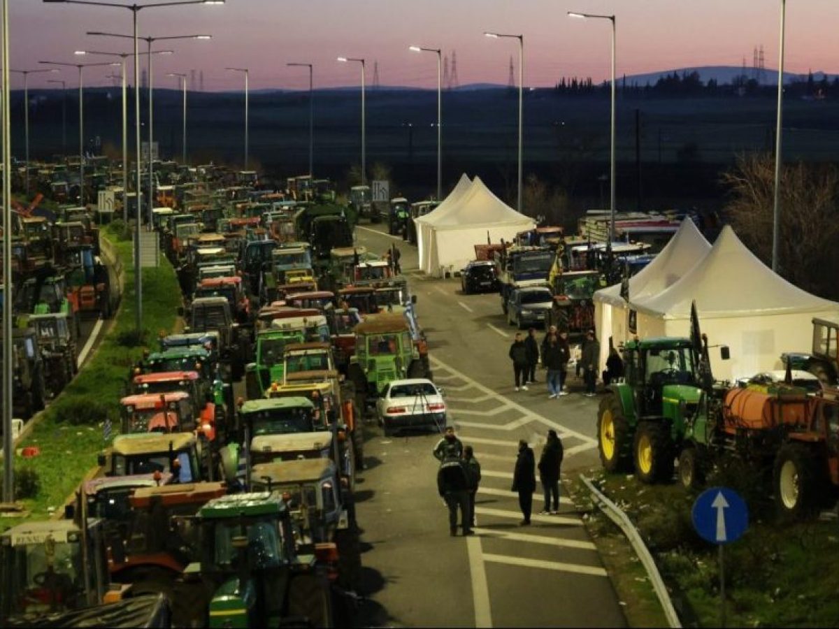 Οι «σκληροί» των μπλόκων ετοιμάζονται για συνάντηση με τον πρωθυπουργό – Κλήσεις σε δύο αγρότες για παρακώλυση συγκοινωνιών