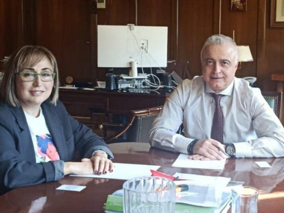 Η Στέλλα Αραμπατζή στον Υφυπ. Λαζ. Τσαβδαρίδη με επίκεντρο το βιομηχανικό πάρκο και η αξιοποίηση πρώην βιομηχανικών κτιρίων στη Νάουσα