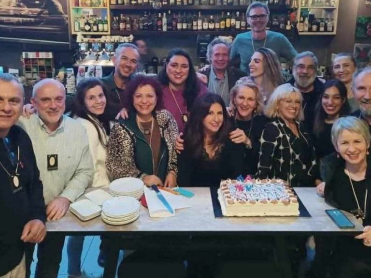 &Eta; &Theta;&Epsilon;&Alpha;&Tau;&Omicron; &kappa;ό&beta;&epsilon;&iota; &tau;&eta;&nu; &pi;ί&tau;&alpha; &tau;&eta;&sigmaf;