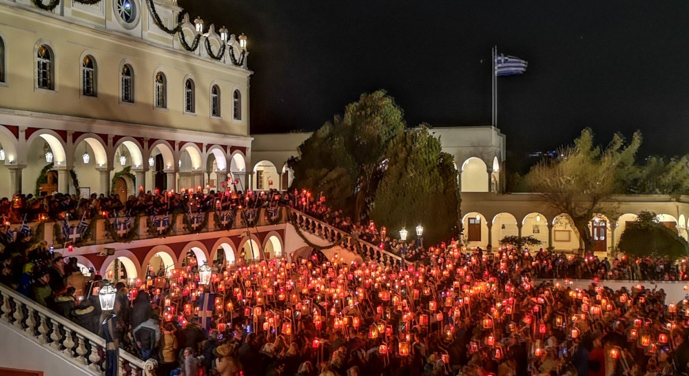 i-tinos-fotizi-tin-ellada