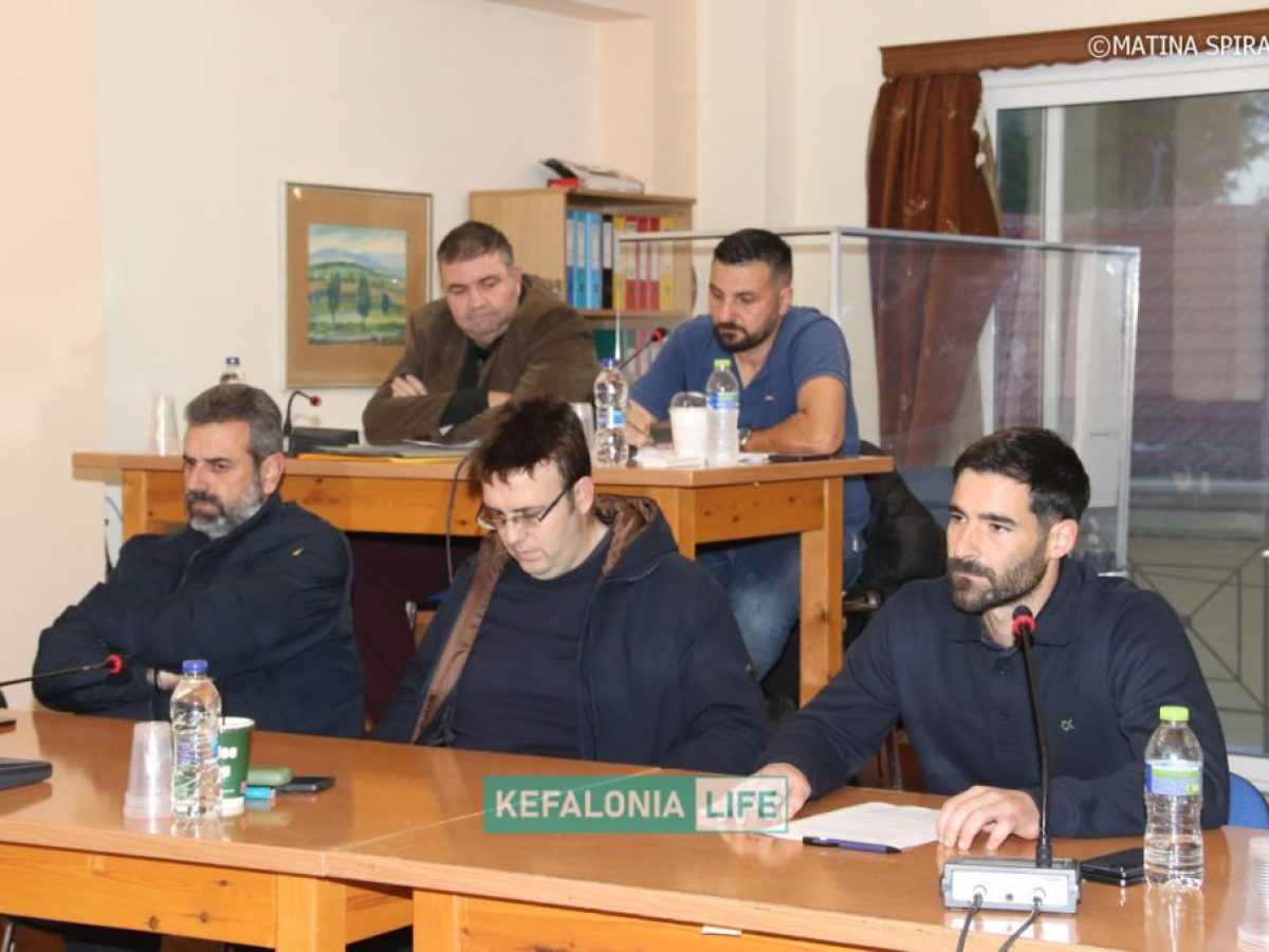 Η τοποθέτηση ειδικής μεταλλικής κατασκευής μεγάλου όγκου της ΔΕΔΔΗΕ στο κέντρο του Λιμανιού Ληξουρίου έφερε ανησυχία στους Δημοτικούς Συμβούλους (βίντεο – εικόνες)