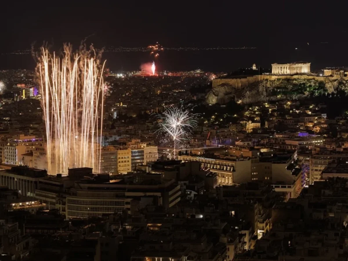 Η Αθήνα καλωσόρισε το 2026 με μουσική, drone show και αθόρυβα πυροτεχνήματα