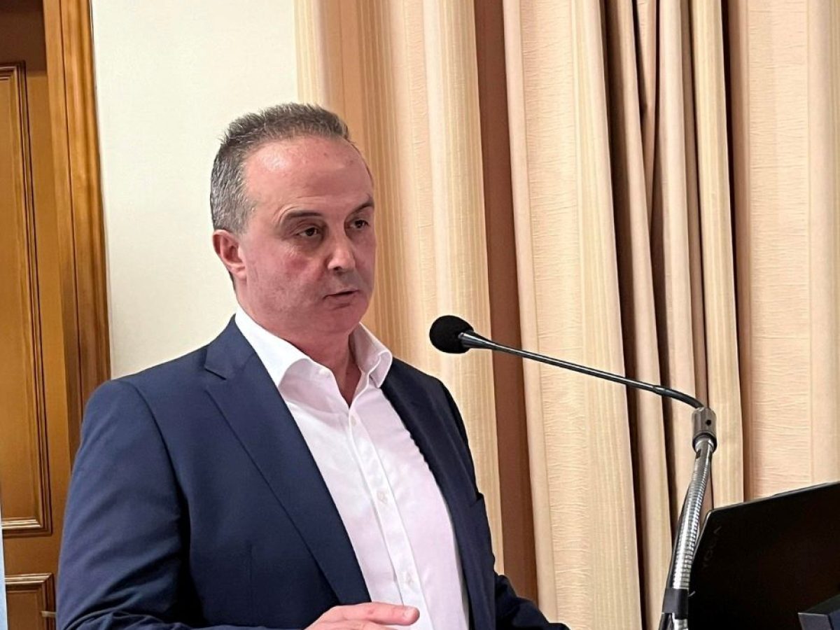 &Eta;. &Tau;&sigma;&iota;&tau;&lambda;&alpha;&kappa;ί&delta;&eta;&sigmaf;: &laquo;&Alpha;&nu;&alpha;&gamma;&kappa;&alpha;ί&omicron;&sigmaf; &omicron; &epsilon;&pi;&alpha;&nu;&alpha;&sigma;&chi;&epsilon;&delta;&iota;&alpha;&sigma;&mu;ό&sigmaf; &tau;&omicron;&upsilon; &mu;&omicron;&nu;&tau;έ&lambda;&omicron;&upsilon; &tau;&omicron;&upsilon;&rho;&iota;&sigma;&tau;&iota;&kappa;ή&sigmaf; &alpha;&nu;ά&pi;&tau;&upsilon;&xi;&eta;&sigmaf; &sigma;&tau;&omicron;&upsilon;&sigmaf; &omicron;&rho;&epsilon;&iota;&nu;&omicron;ύ&sigmaf; &pi;&rho;&omicron;&omicron;&rho;&iota;&sigma;&mu;&omicron;ύ&sigmaf;&raquo;