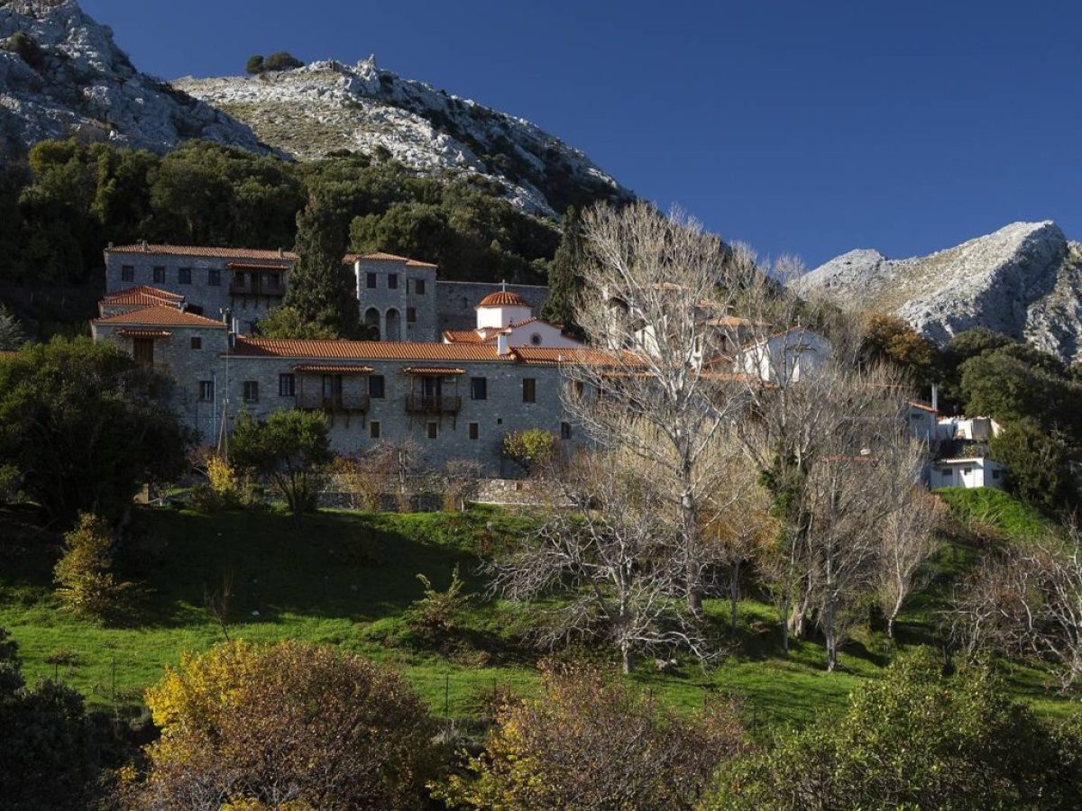 Ιερά Μονή Σωτήρος Κύμης: Ένα πνευματικό φρούριο με θέα το Αιγαίο και βαριά ιστορία