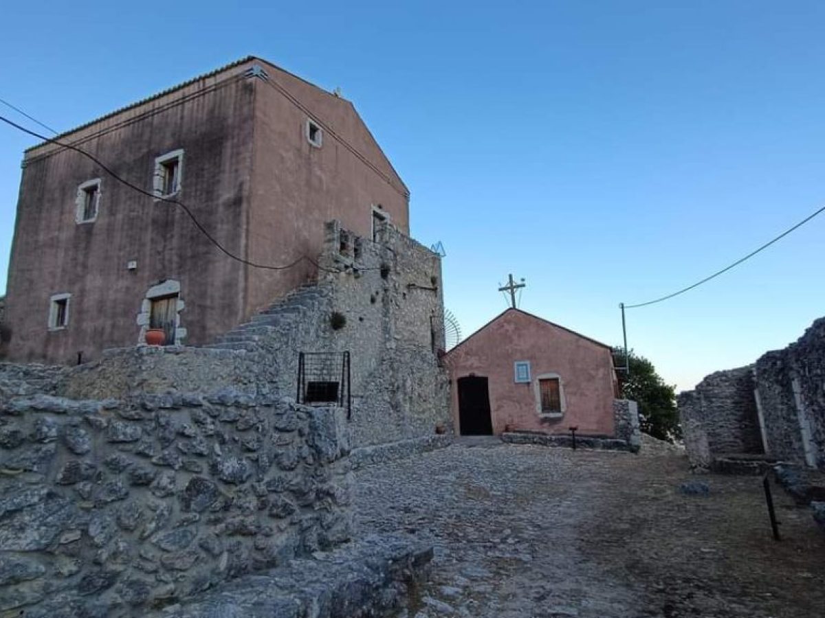 Ιερά Αγρυπνία για την Υπαπαντή του Κυρίου στην Ιερά Μονή της Άτρου