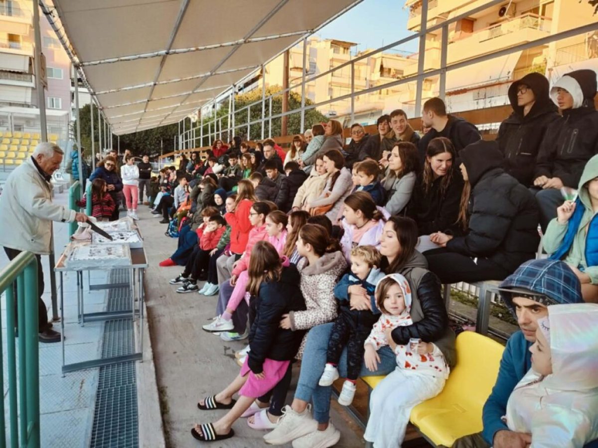 Οικογενειακό κλίμα και ευχές στην κοπή της πίτας του κολυμβητικού τμήματος του ΝΟ Καλαμάτας