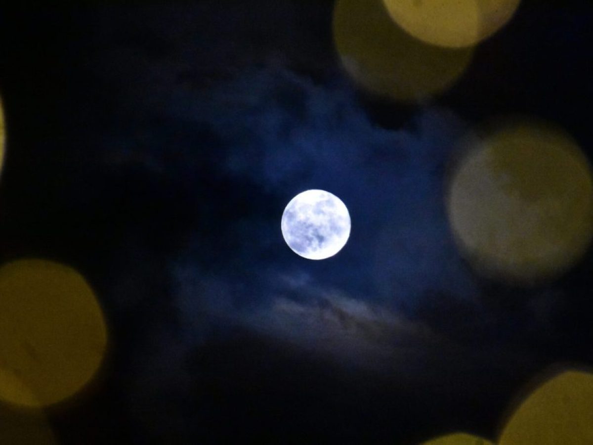 ΕΙΚΟΝΕΣ: Η πρώτη πανσέληνος του 2026 στόλισε τον ουρανό