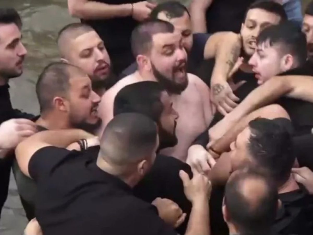 Εικόνες ντροπής στη Φλώρινα: Πιάστηκαν στα χέρια για τον Σταυρό μπροστά στον Δένδια (βίντεο)