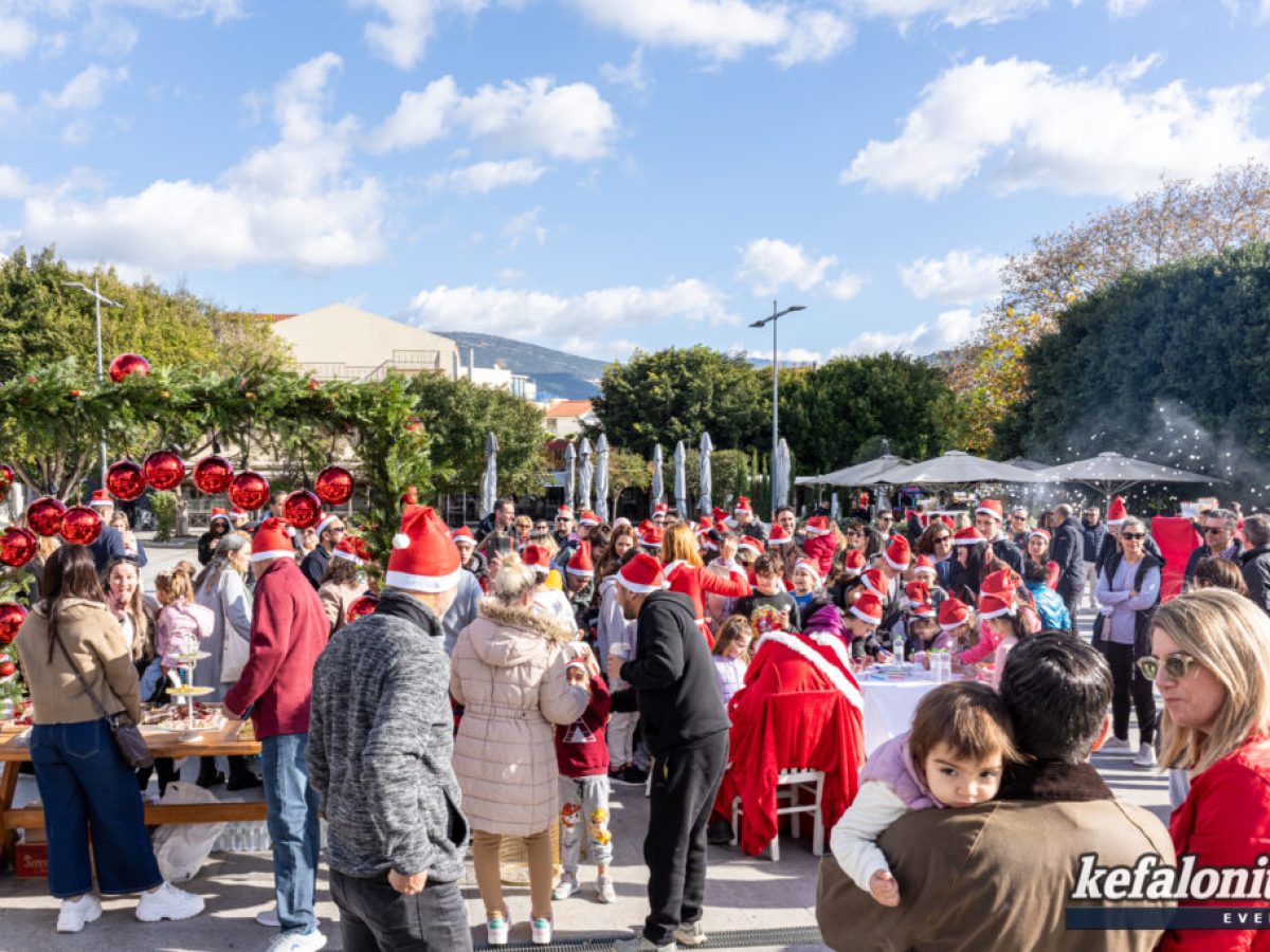 ΕΙΚΟΝΕΣ: Αγιοβασίληδες «πλημμύρισαν» την Πλατεία Βαλλιάνου