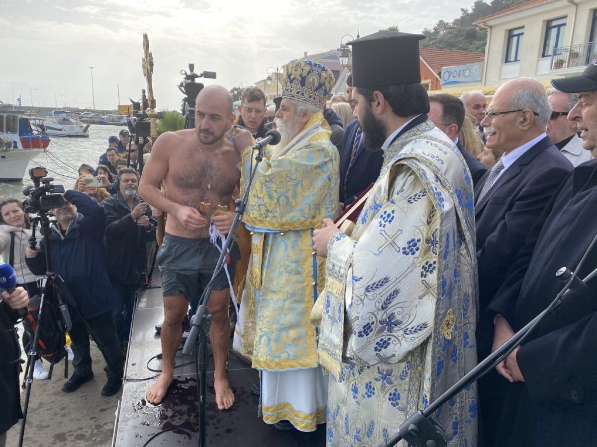 Ηλεία: Με πολύ κόσμο παρά τον καιρό και με μεγαλοπρέπεια ο καθαγιασμός των υδάτων