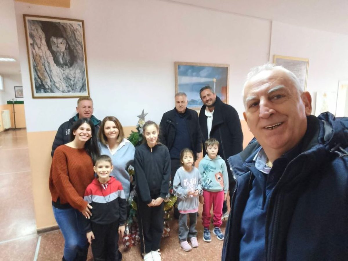 Υπάρχουν Χριστούγεννα που μετριούνται σε στολίδια και άλλα που μετριούνται σε χαμόγελα