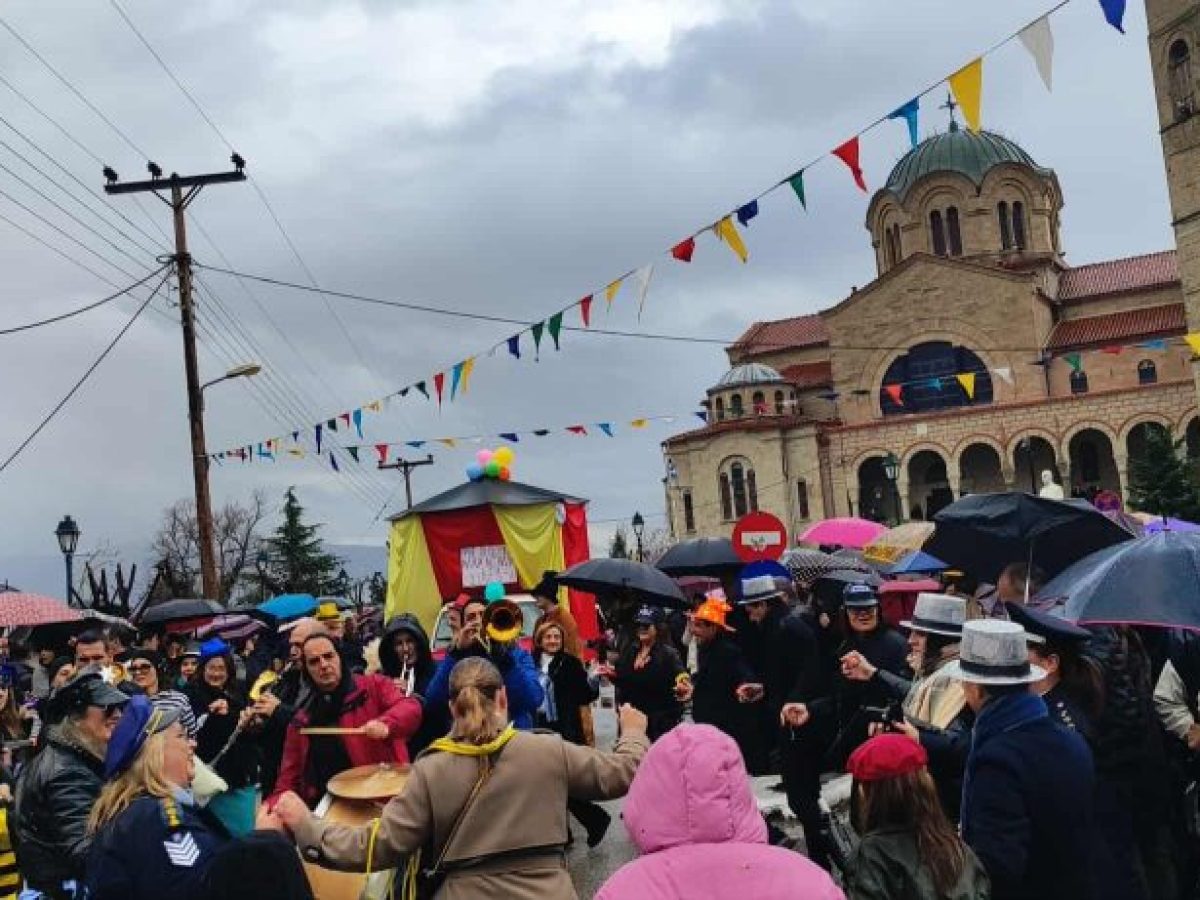 Υπό βροχή αναβιώνουν τα Μπουμπουσάρια στη Σιατιστα