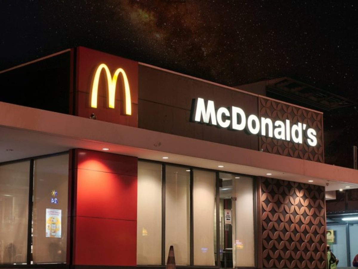 Υποκατάστημα των McDonald’s θα αποζημιώσει τους εργαζομένους με 872,49 δολ. μετά από διακανονισμό 3,55 εκατ. για τα «γεύματα»