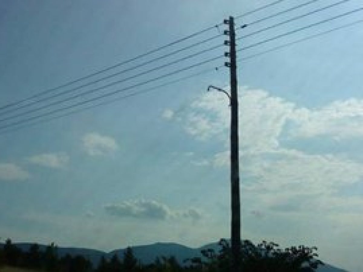 Ισχυροί άνεμοι έριξαν κολώνα του ΔΕΔΔΗΕ στο Άκτιο – Προβλήματα στην υδροδότηση της Λευκάδας