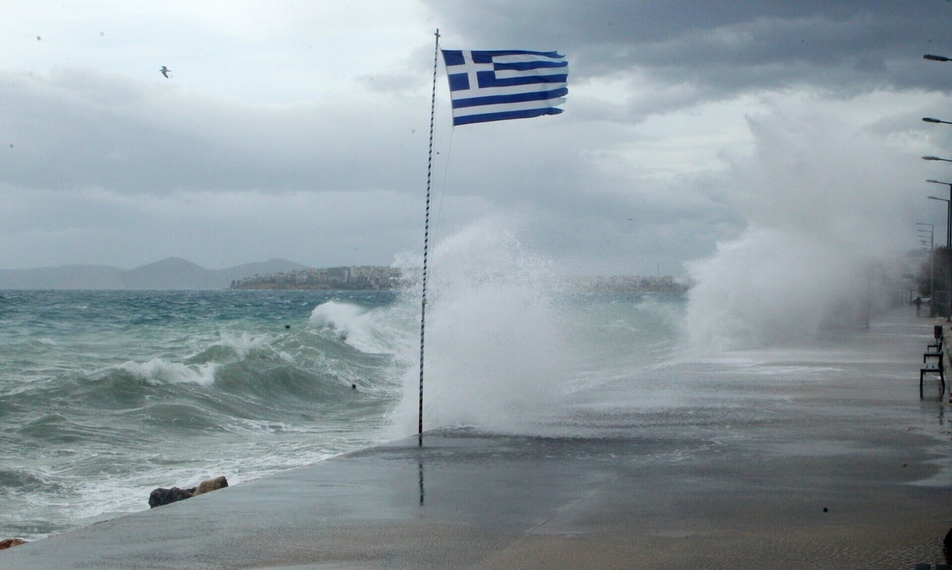 ischiri-anemi-plittoun-tis-thalasses