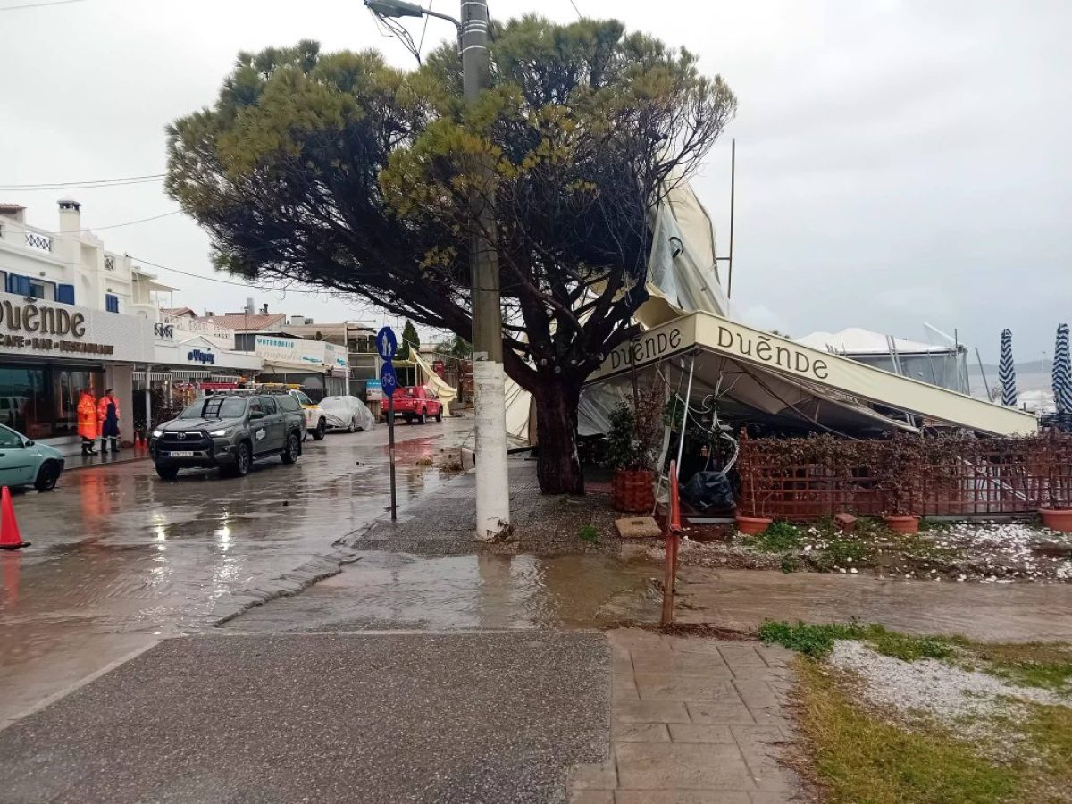 Ισχυροί άνεμοι προκάλεσαν ζημιές στην Παραλία Μαραθώνα – Έπεσαν σκέπαστρα και τέντες (φωτογραφίες)