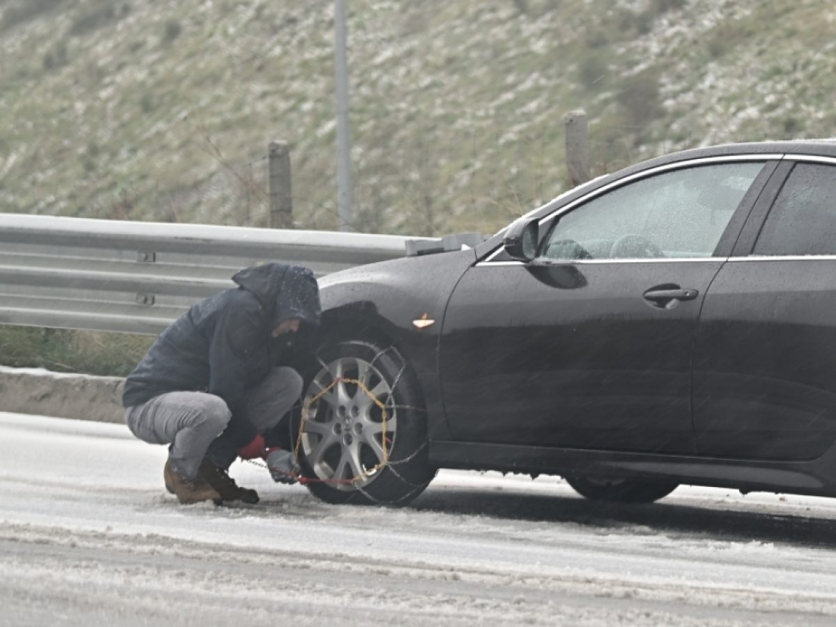 Κακοκαιρία στην Πελοπόννησο: Πού απαγορεύεται η κυκλοφορία και πού χρειάζονται αλυσίδες
