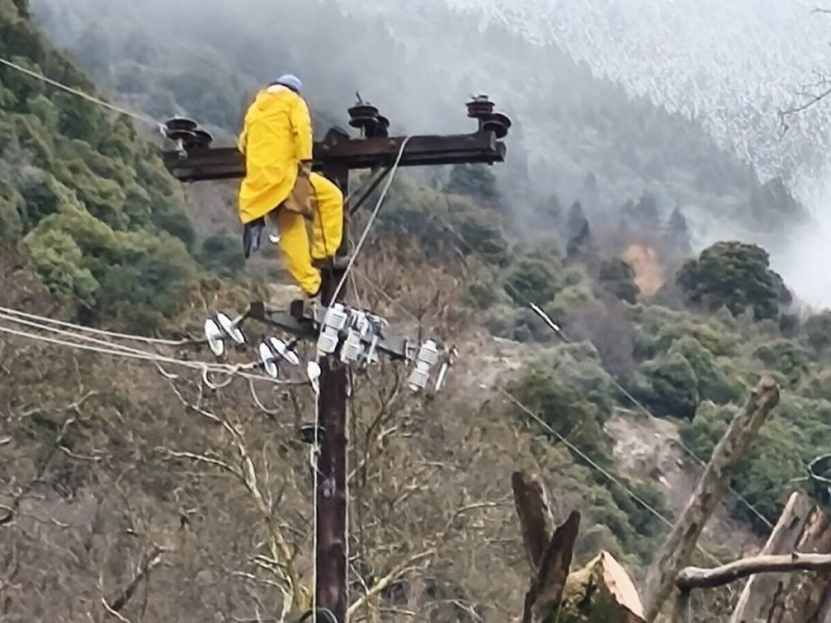 Κακοκαιρία στο Λαμπίρι Αγρινίου: Εκτεταμένη διακοπή ρεύματος και προσπάθειες αποκατάστασης