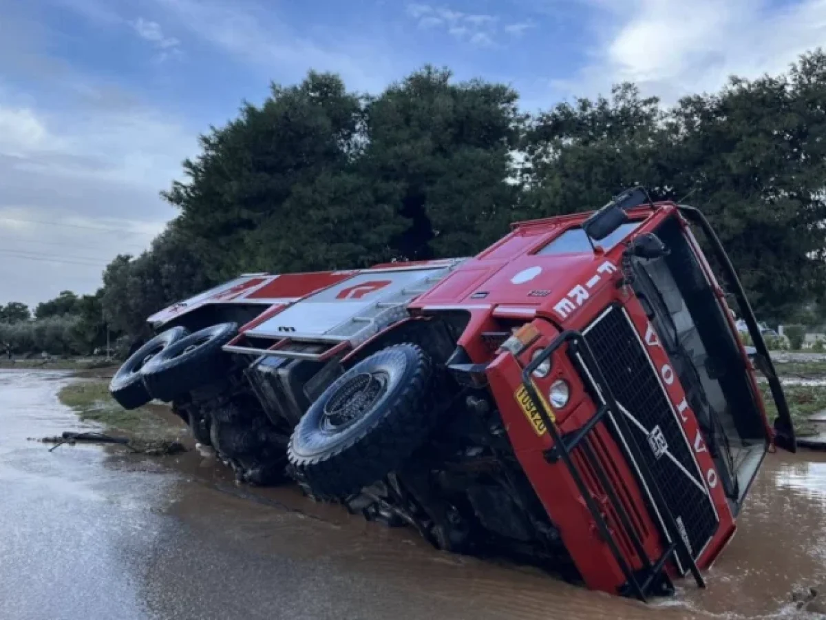 Κακοκαιρία – Βάρη: Πυροσβεστικό όχημα τούμπαρε, κάτοικοι αναζητούν τα οχήματά τους