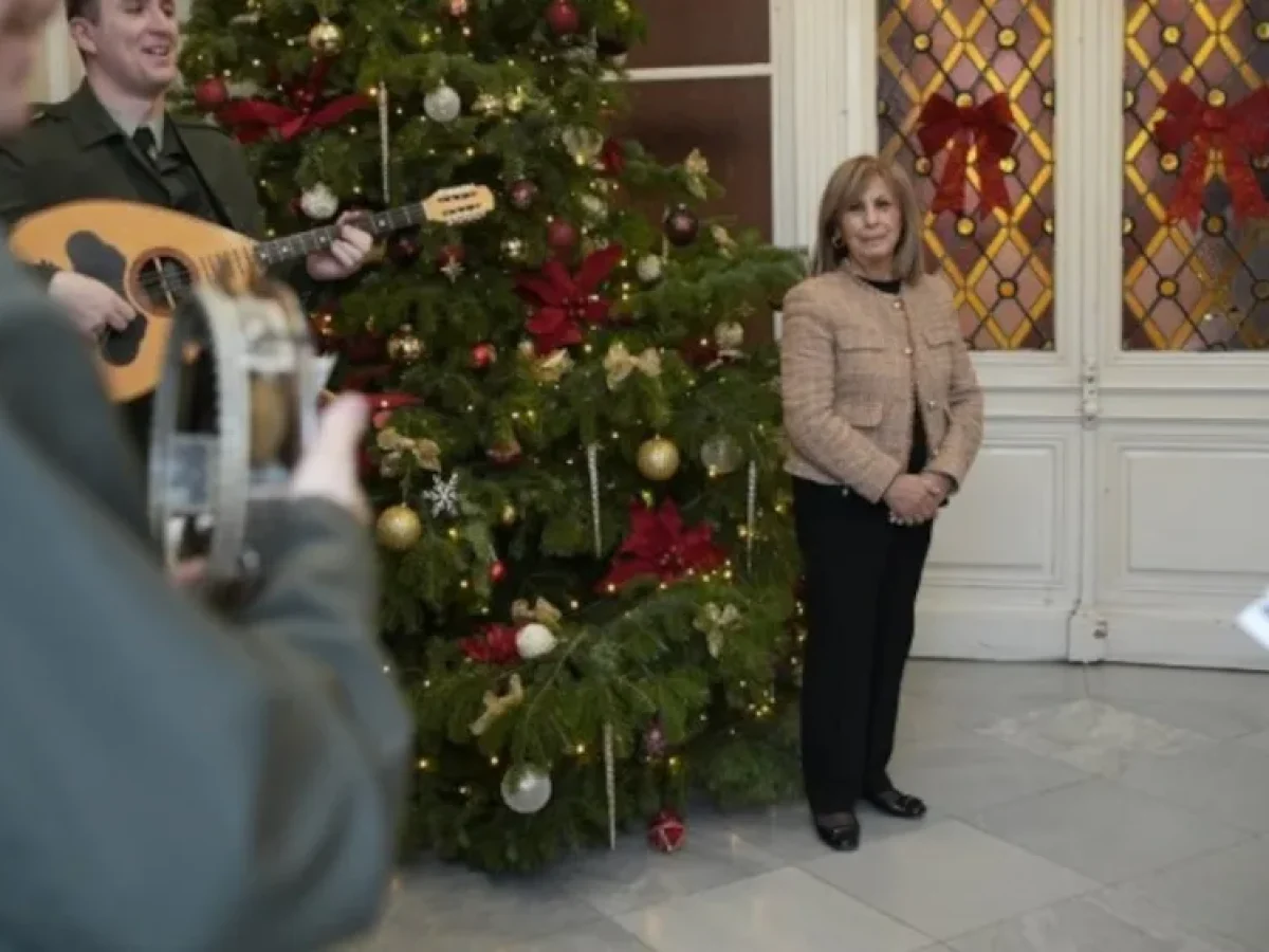 Κάλαντα της Πρωτοχρονιάς στην περιφερειάρχη Κεντρικής Μακεδονίας Αθηνά Αηδονά