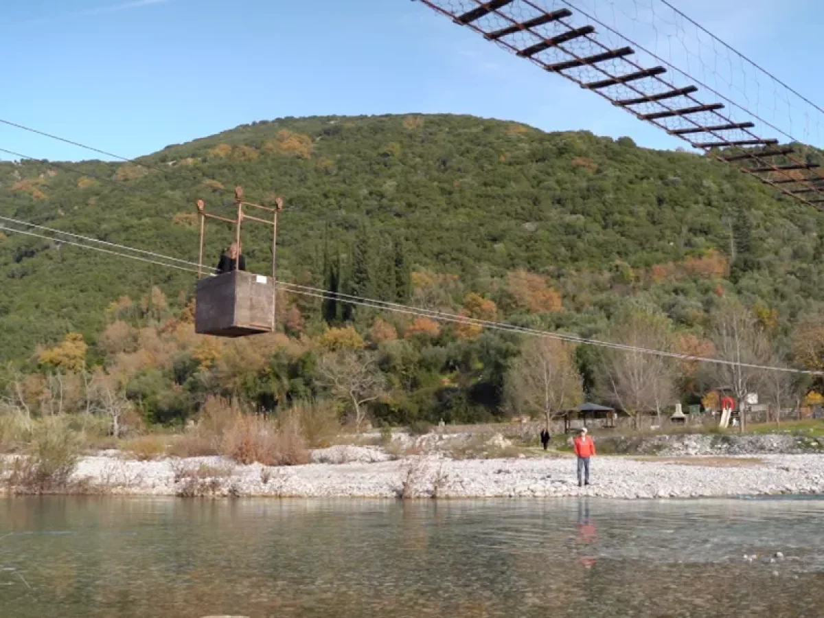 Καρέλι: Το χειροκίνητο «τελεφερίκ» του Εύηνου ποταμού