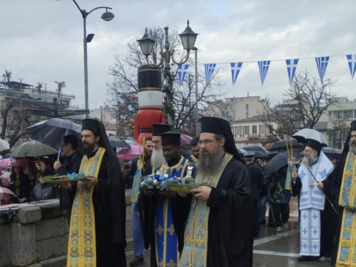 Κατάδυση Τιμίου Σταυρού στα Τρίκαλα με πλήθος πιστών παρά τη βροχή – Δείτε φωτογραφίες