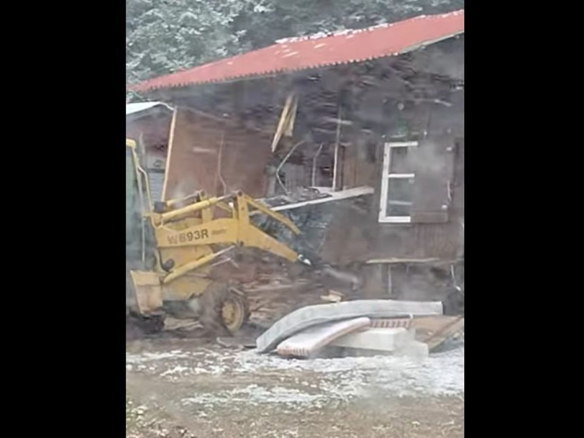 Κατεδάφιση κτηρίου στο Χιονοδρομικό Κέντρο – Εκτός νομιμοποίησης το σπιτάκι του Σ.Ο.Χ.Τ.