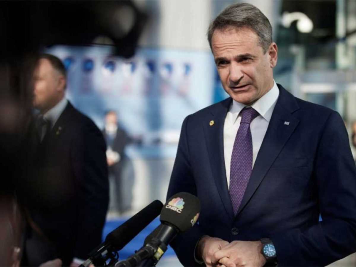 Κάθεται σε αναμμένα κάρβουνα