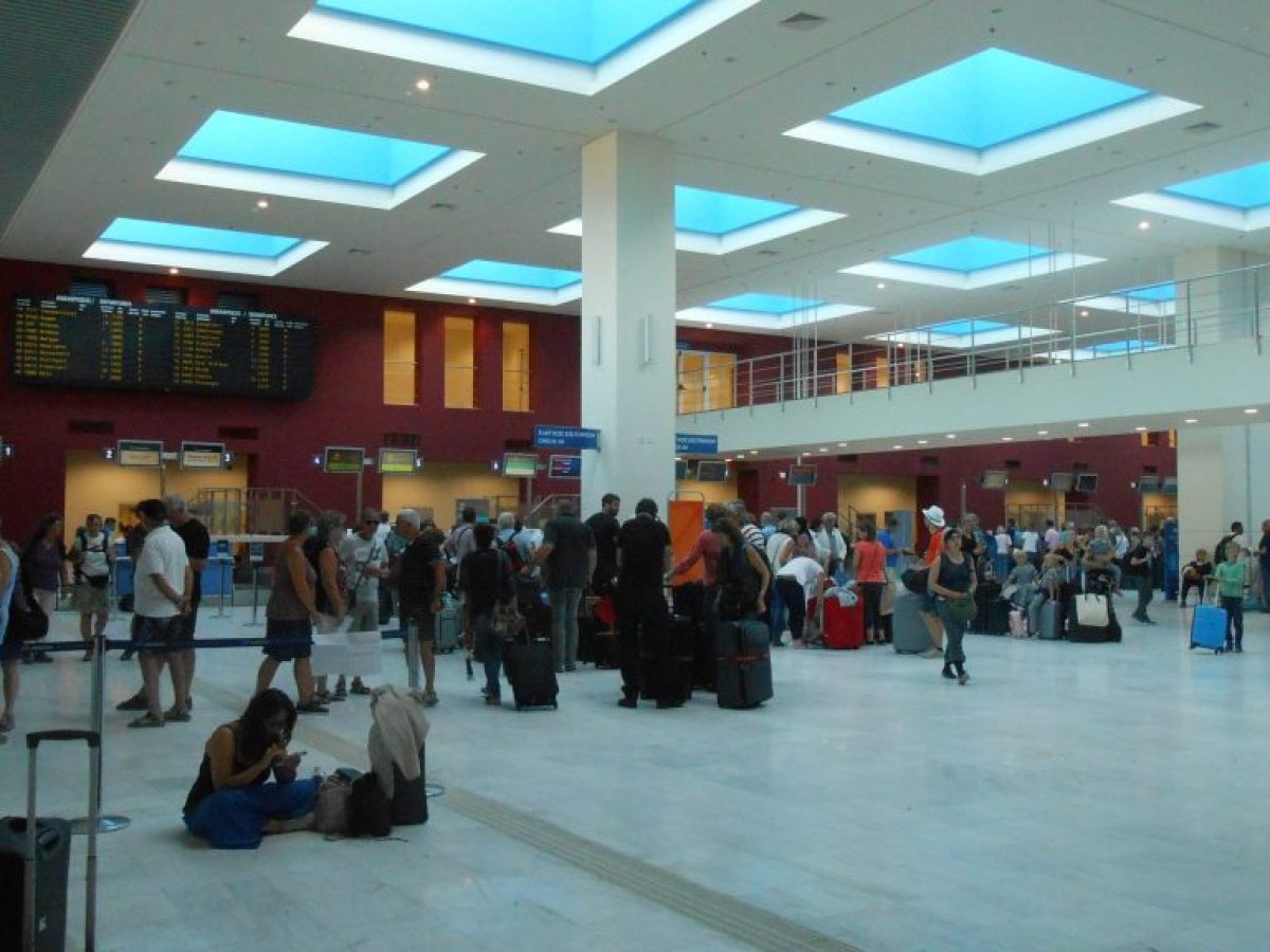 Καθηλωμένα τα αεροπλάνα και στο αεροδρόμιο Χανίων