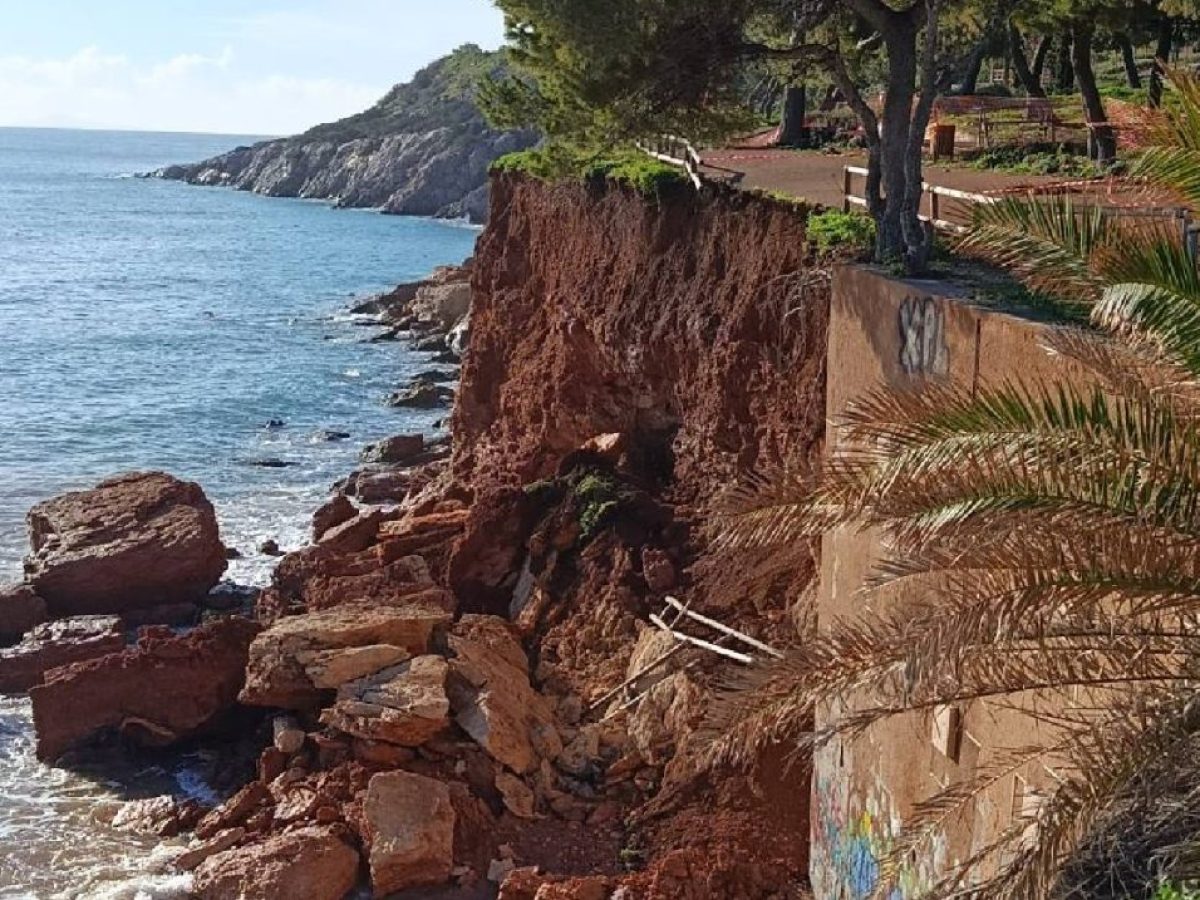 Κατολίσθηση στα Κανάρια Βάρκιζας μετά τις βροχές