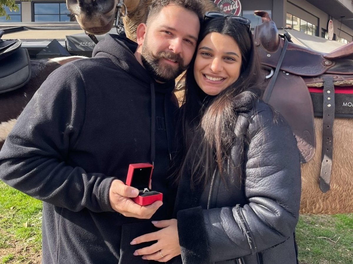 Καβάλα στο άλογο για το μεγάλο «ναι»: Ρομαντική πρόταση γάμου στην καρδιά της Καλαμπάκας