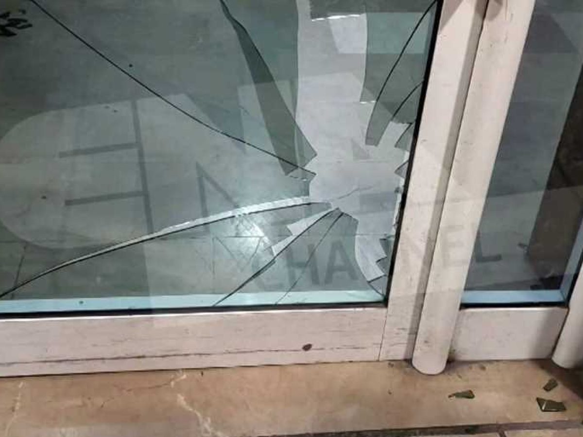 Καβάλα: Άνδρας έσπασε την εξώπορτα πολυκατοικίας και τράπηκε σε φυγή