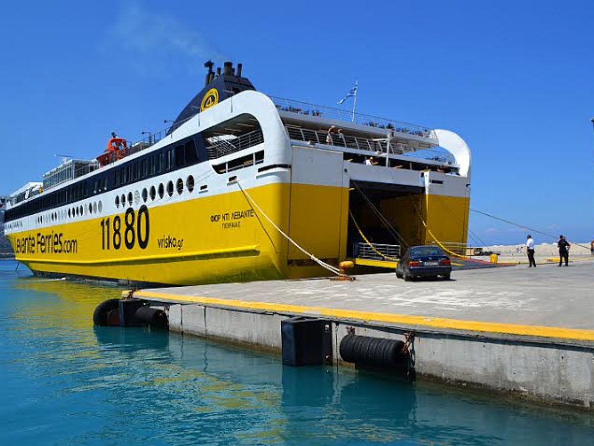 Κυλλήνη: Οι δυνατοί νοτιάδες απαγορεύουν τον απόπλου στα πλοία