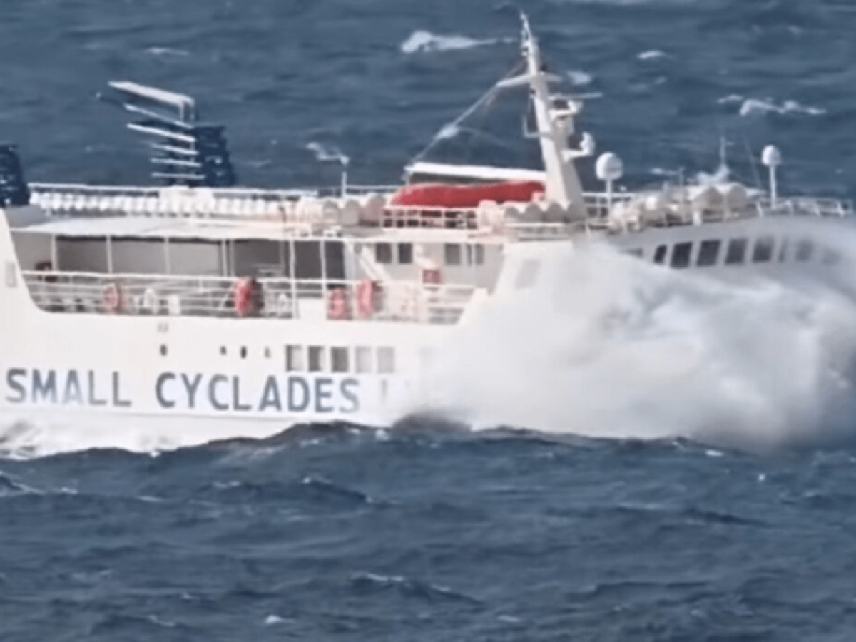 Κύματα «καταπίνουν» τον «Σκοπελίτη» που αψηφά τη θαλασσοταραχή – Εντυπωσιακό βίντεο