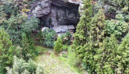 kina-zi-apomonomenos-se-spilia