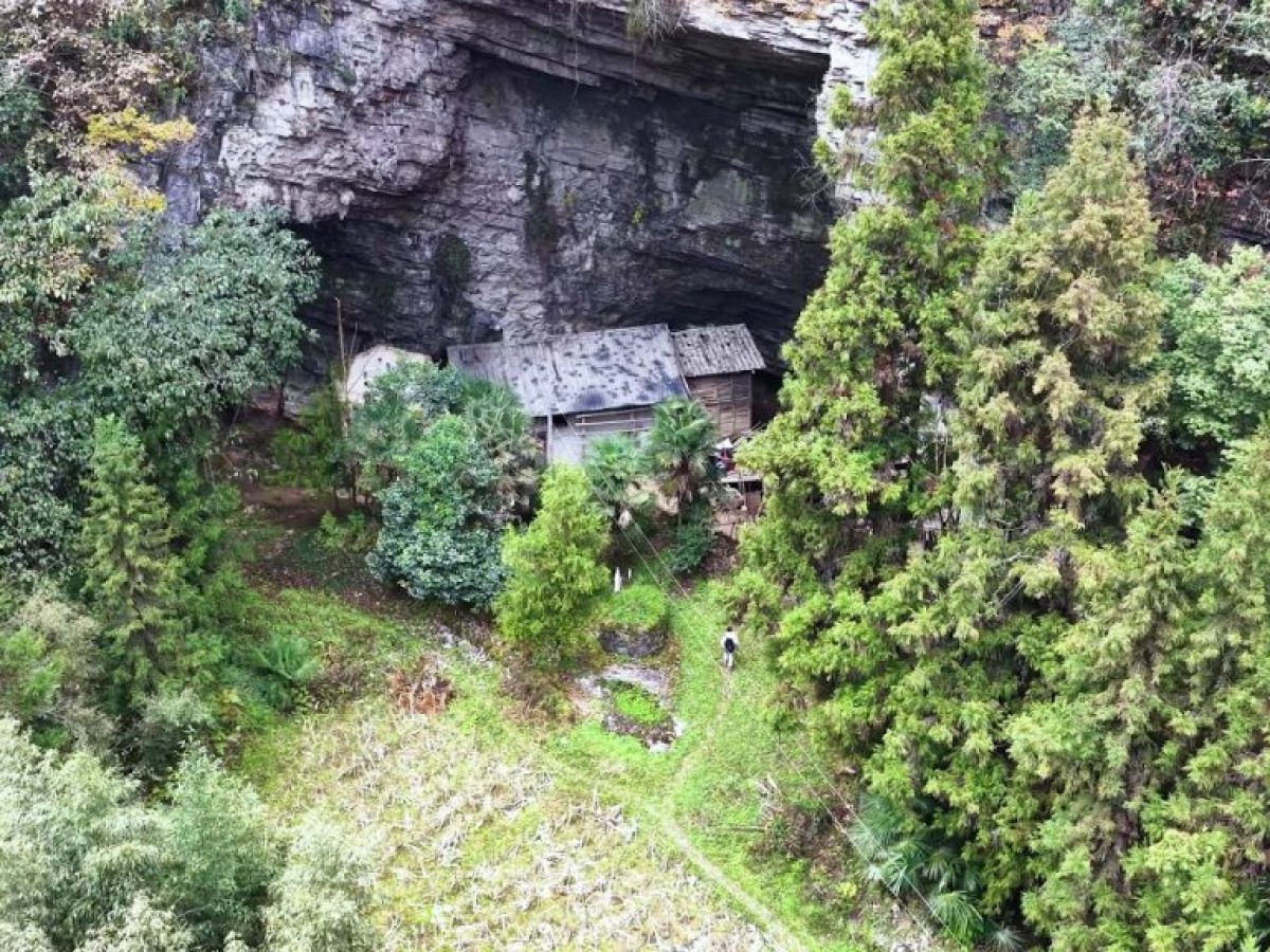 Κίνα: Ζει απομονωμένος σε σπηλιά εδώ και μισό αιώνα με δικό του νερό και ρεύμα