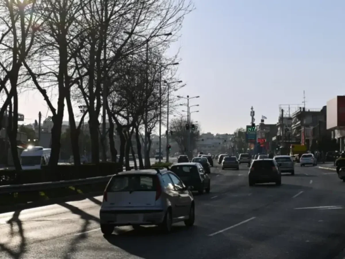 Κινηματογραφική καταδίωξη στη λεωφόρο Αθηνών: 16χρονοι με κλεμμένες μηχανές, σύλληψη στο Δαφνί