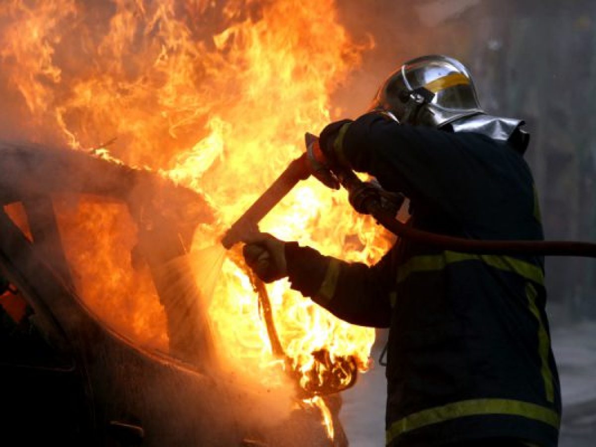 Κινητοποίηση της Πυροσβεστικής για φωτιά σε ΙΧ στο Αγρίνιο