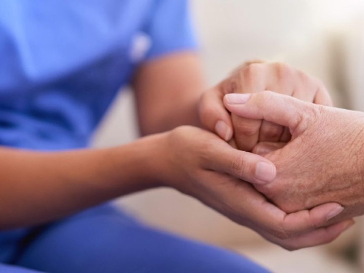 Κυρία αναλαμβάνει τη φροντίδα ηλικιωμένων στην περιοχή του Άργους