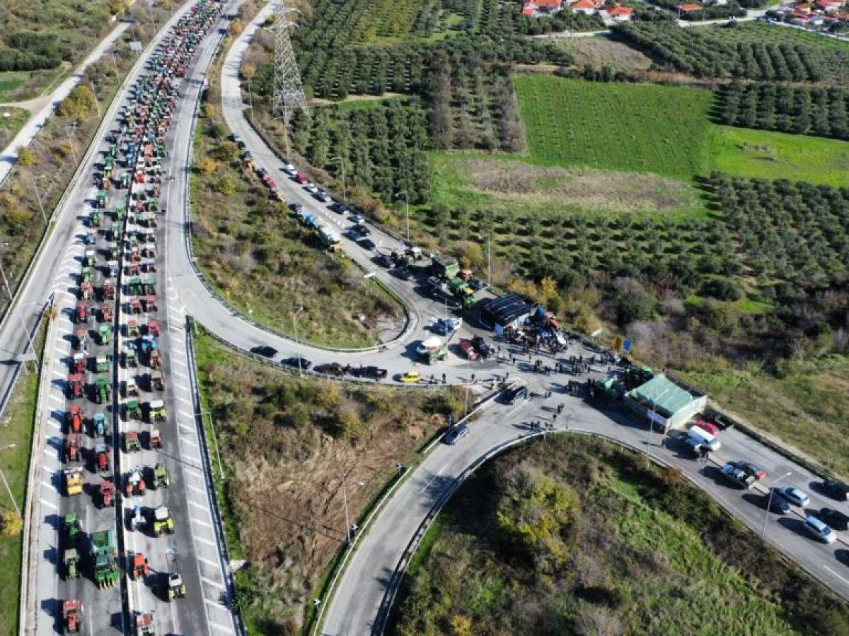 Κλιμακώνουν τις κινητοποιήσεις τους οι αγρότες στο μπλόκο της Σιάτιστας με κλείσιμο της Εγνατίας