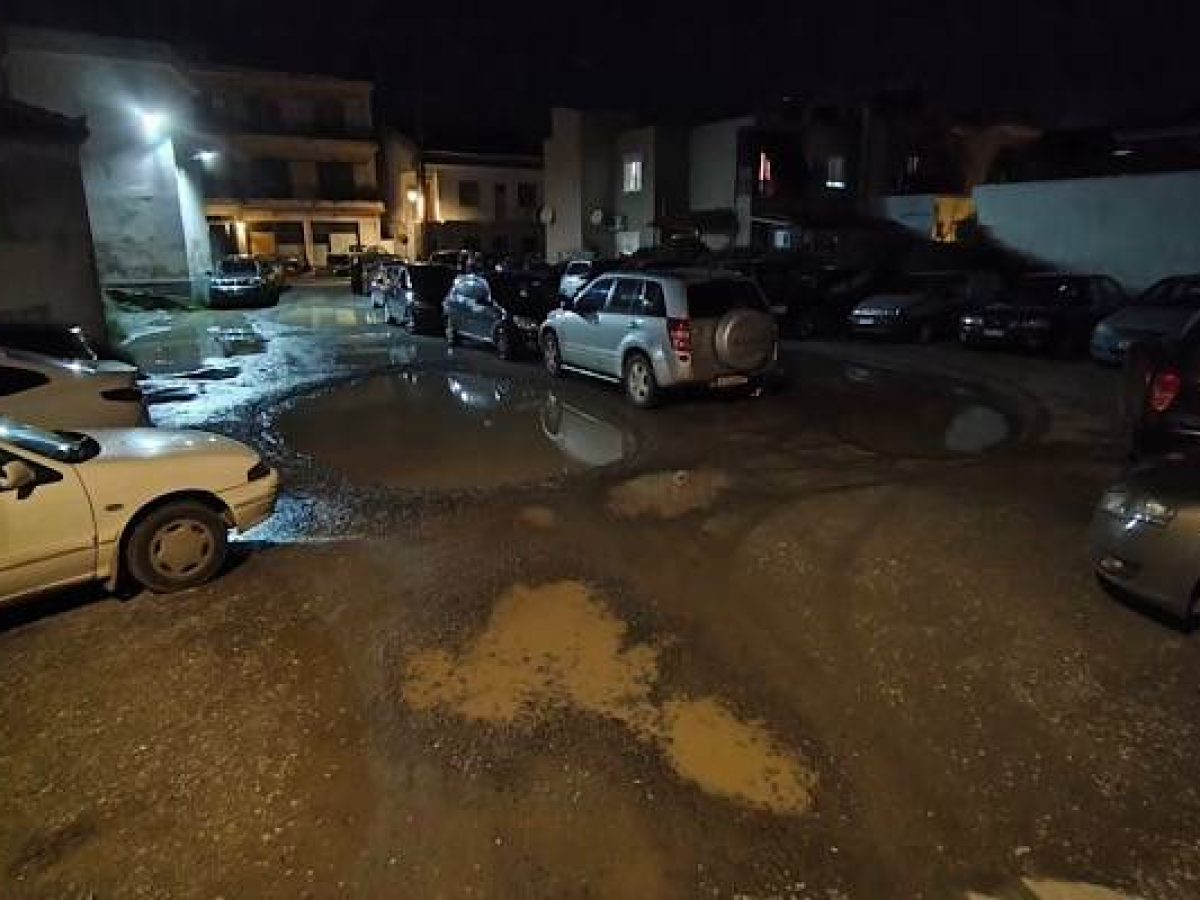 Κλείνει το πάρκινγκ στην οδό Καρατζά | Μειώνονται κι άλλο οι θέσεις στάθμευσης στη Μύρινα